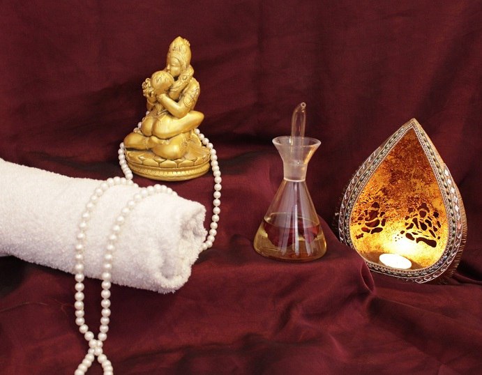 Masaje tántrico con aceites esenciales afrodisíacos